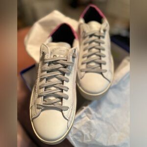 NWOT P448 SNEAKER JOHN - GLOSSY